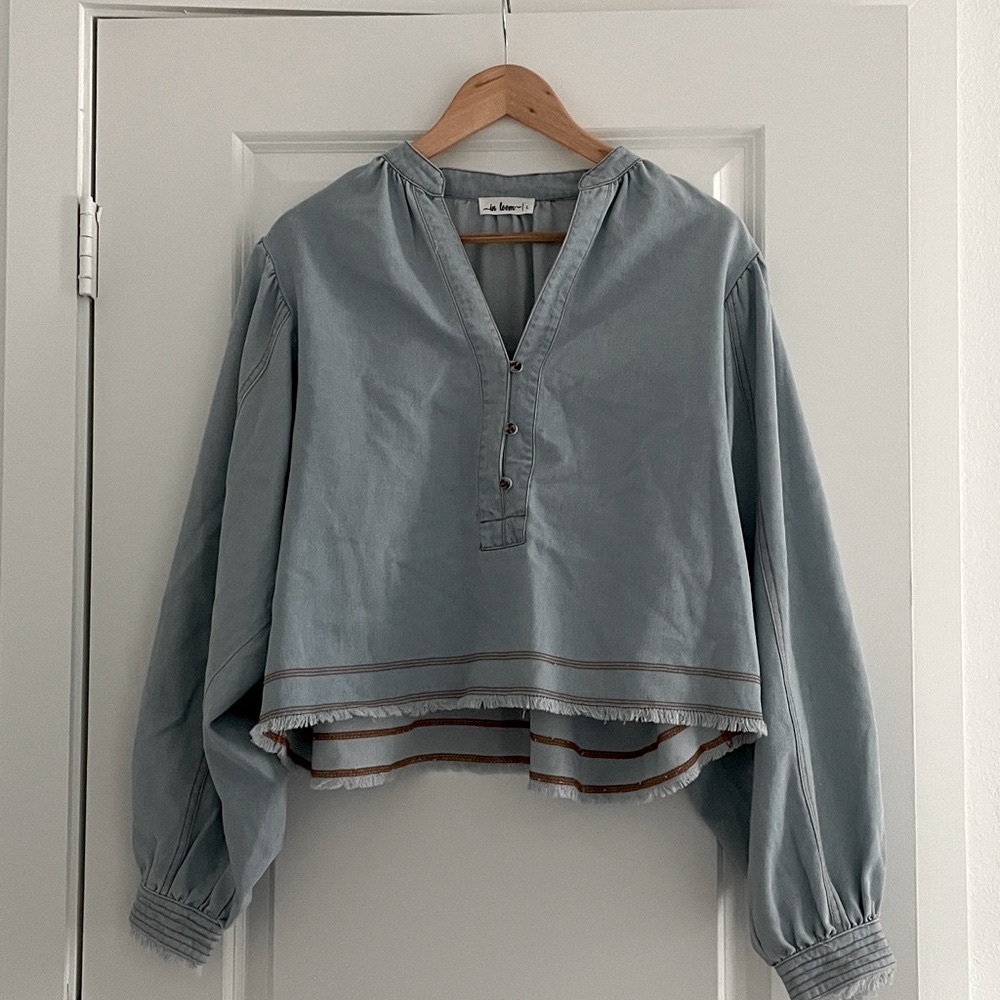 In Loom Popover Top Boho Denim Blouse Blue Coastal Washed Look Vneck